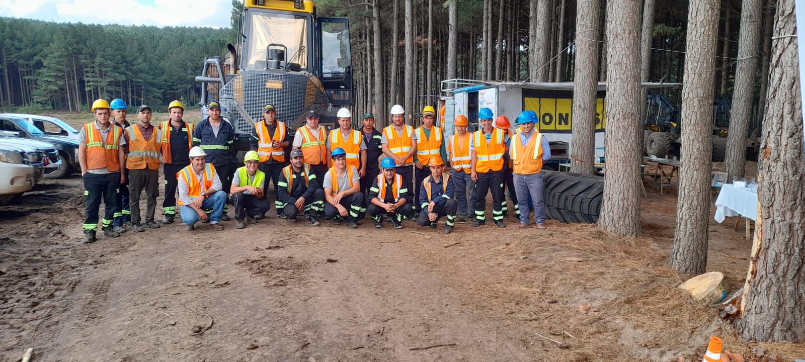Equipo de trabajo de La Escondida Servicios Forestales