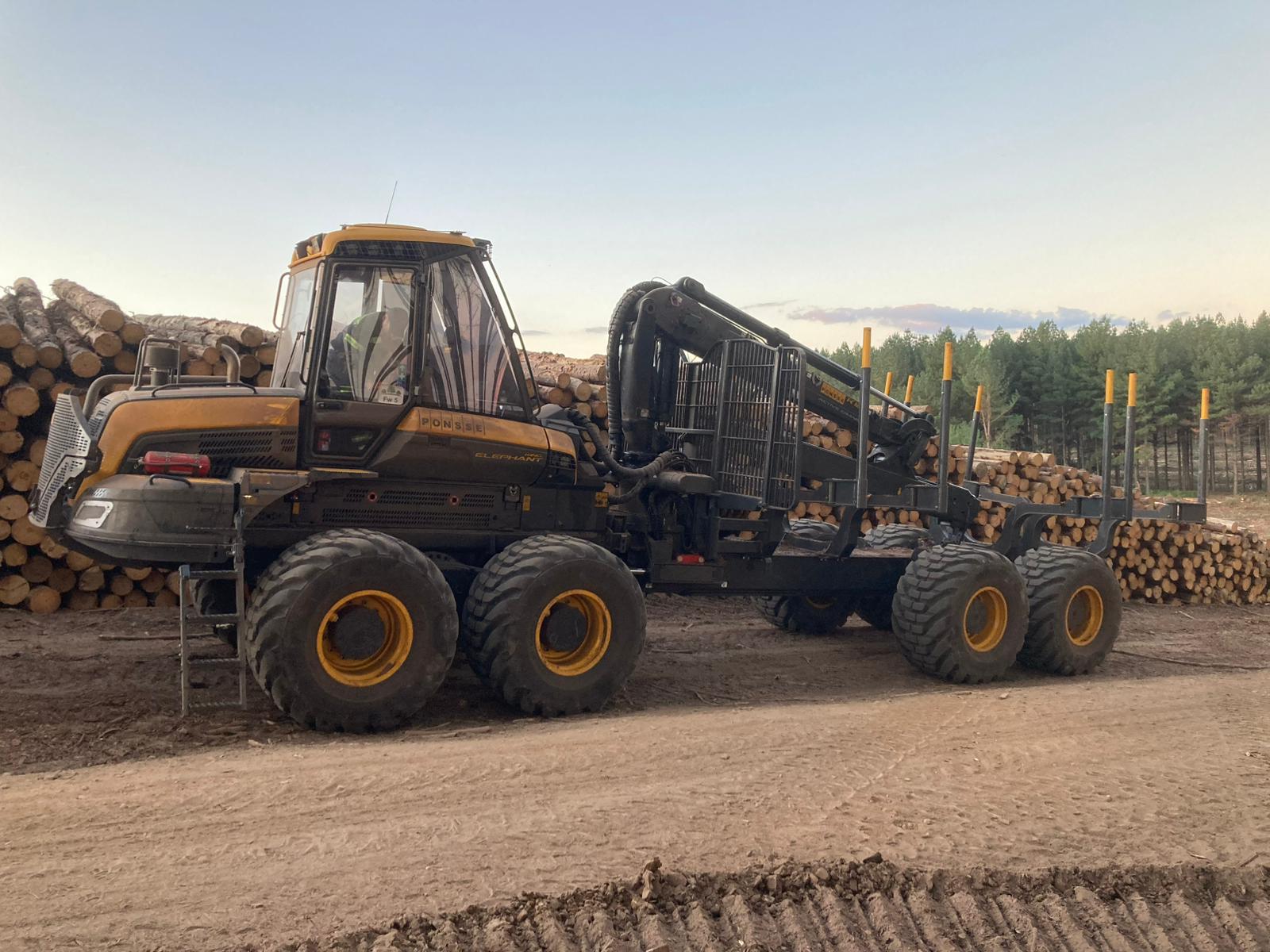Forwarder Ponsse cargando madera