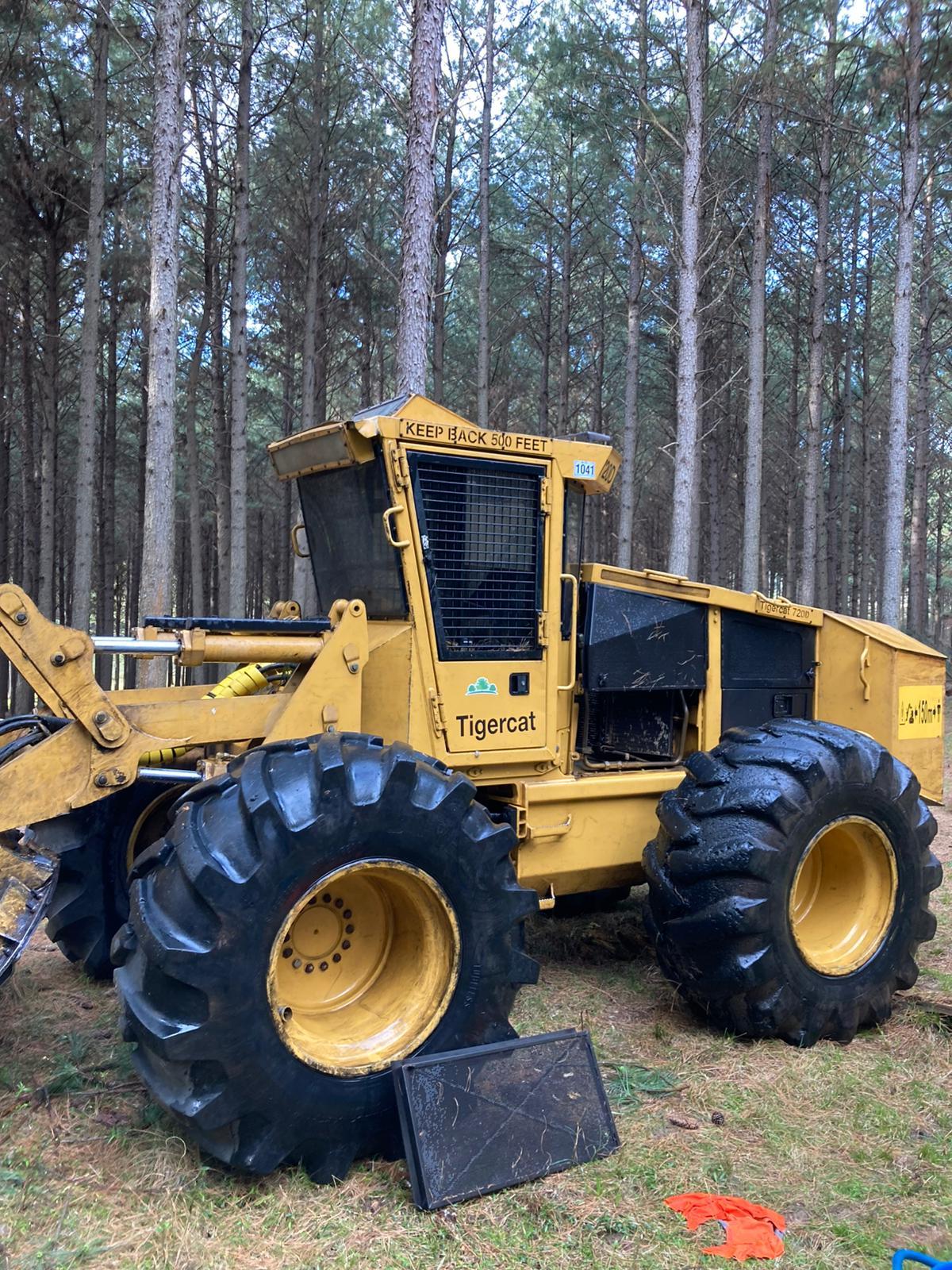 Skidder Tigercat en cosecha forestal